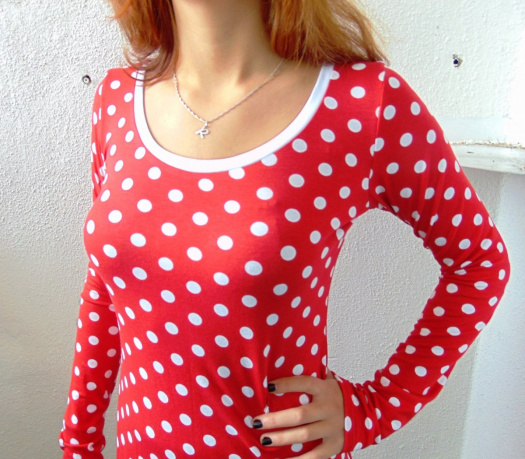 Tričko s dlouhým rukávem - puntíky na červené (bavlna)
