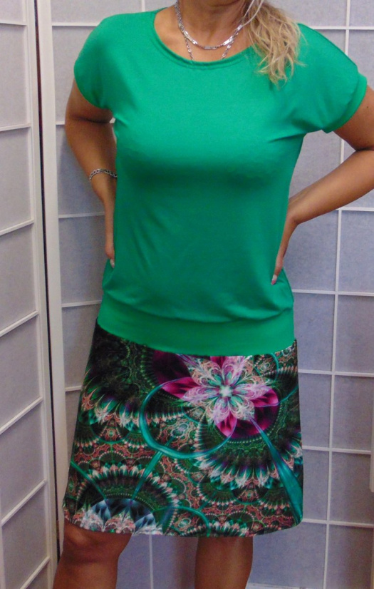 Šaty zelené s barevnou sukní (viskóza)