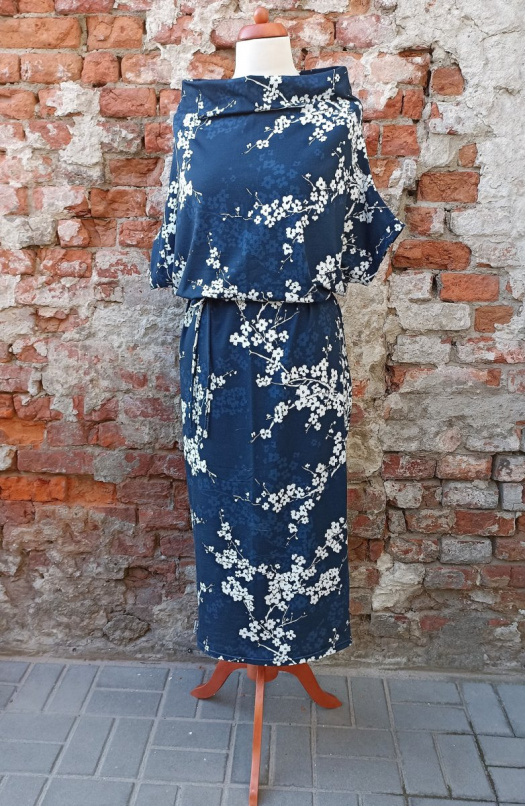 Dlouhé šaty - květy na tmavě modré, velikost L (bavlna)
