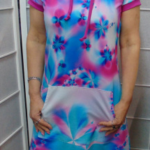 Šaty s kapucí - pastelové květy (bavlna)