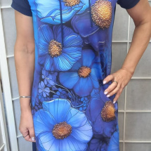 Šaty s kapucí - velké modré květy (bavlna)