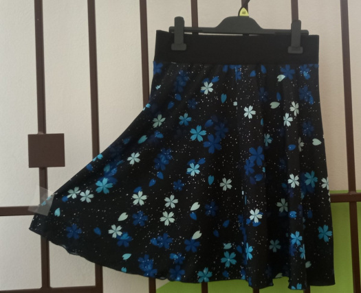 Půlkolová sukně - modré květy (umělé hedvábí)