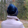 Čepice - modrá s kontrastními pruhy