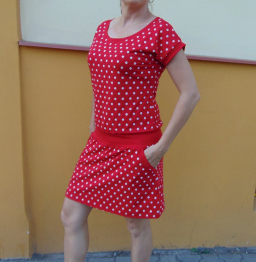 Šaty - puntíky na červené (bavlna)