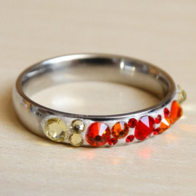 Tenký červeno-oranžovo-žlutý prsten z chirurgické oceli