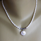 Náhrdelník-  bílá, šedá perla, keshi perla